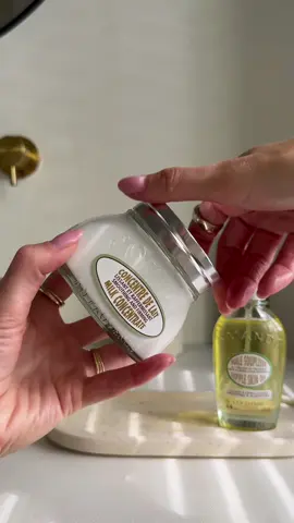 Wrap your skin in the velvety softness of our Almond Milk Concentrate 🌰✨ It's a luxurious treat for long-lasting hydration! 💧💕  📸 Insta: marlienbesselink  #LOccitane #AlmondBodyCare #Bodymilk #SustainableBeauty  #SoftSkinGoals #AlmondMilkConcentrate #HydrationStation #almondcollection #milkconcentrate #luxurybeauty 