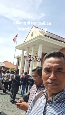 Sidang di Pengadialan Negeri Sampang #fyp #advokat #lawyer #pengacara #pengacarasampang #pengacarabangkalan #pengacarapamekasan #pengacarasusmenenep #konsultasihukum #pidana #perdata #TUN #Tipikor #kejaksaan #pengadilan #kepolisian #profesional #integritas #kredibel #bermoral #madura #viral #tiktok #trending #perkaracerai #hartagonogini #tanah #waris 