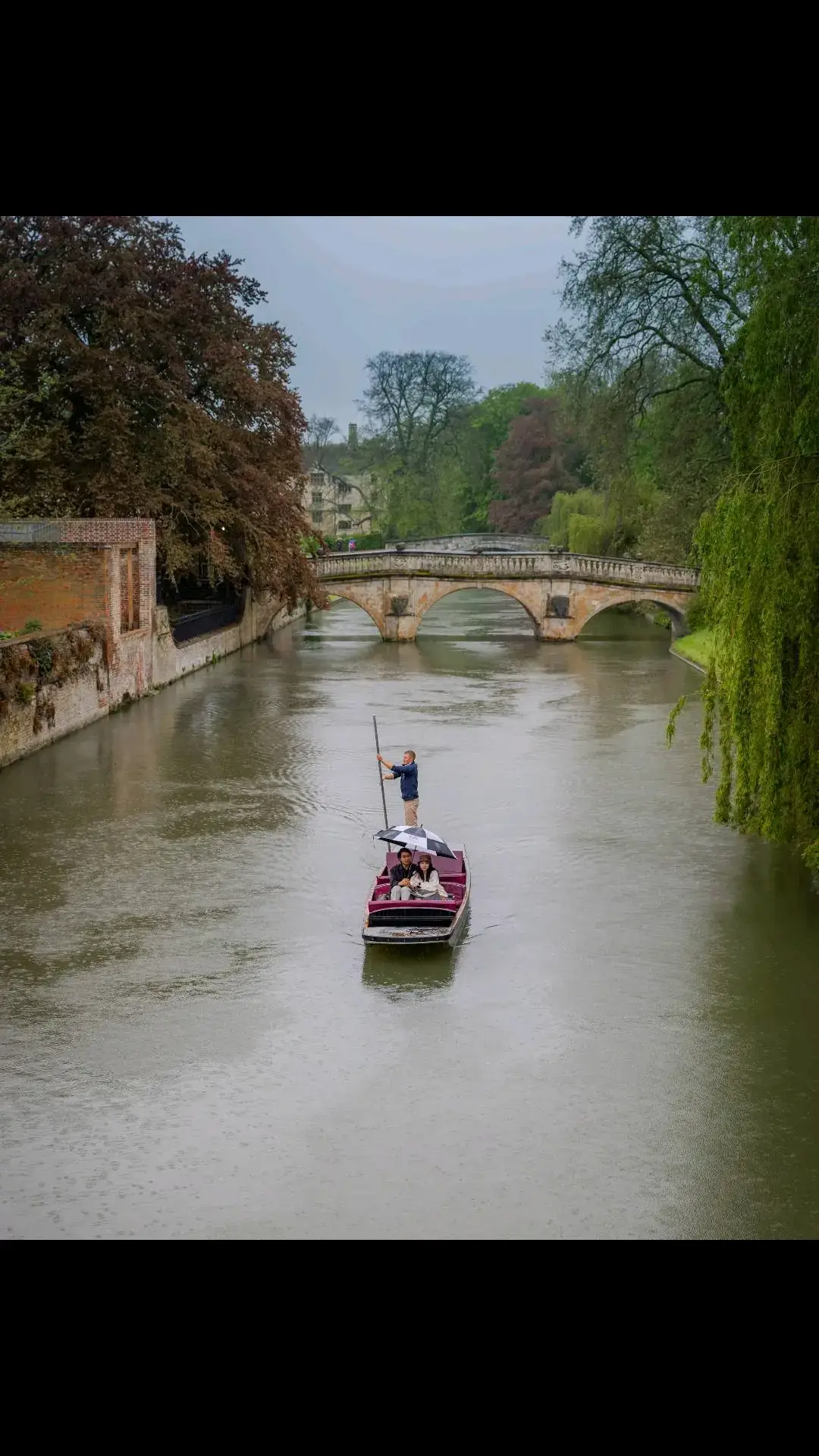 One day in Cambridge, a punt drifted alone Gliding through the rain on a river well known 'Twas a day for a brolly The crew remained jolly As they continued their journey home 📷 Lloyd Mann #Punting #RiverCam #CambridgeUniversity #CambridgeUni #Cambridge #UniversityOfCambridge 