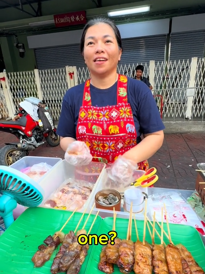 $0.30 pork skewer in Thailand 🇹🇭 #food #streetfood #Foodie #bangkok #thailand🇹🇭