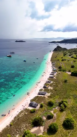 ⛵ Ready to set sail in Labuan Bajo? 🌅 Sunsets, snorkeling, cliff hiking, beach wandering - good luck fitting it all in! 🤿🏝️ 📍Labuan Bajo, East Nusa Tenggara 🎥cr/ig:  __agiff   #WonderfulIndonesia #WonderfulJourney #LabuanBajo #SailingAdventure 