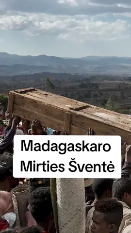 Įdomūs Faktai | Famadihana Madagaskaro mirties šventė.  Famadihana – malagasių tradicinė ceremonija, kurios metu yra iškasami mirusių giminaičių palaikai ir atliekami tam tikri ritualai. Praktikuojama pagonių Madagaskaro gyventojų. #fyp #foryou #foryoupage #tiktoklithuania #lietuva🇱🇹 #lithuania #idomiojidokumentika #lietuva #dokumentika 