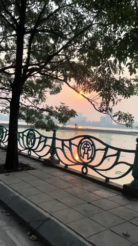 Người cùng bạn lượn Hồ Tây ngắm hoàng hôn năm ấy, giờ sao rồi ??? #langthanghanoi #hotay #sunset #danhmatem #fyp #xh #xuhuong2024 