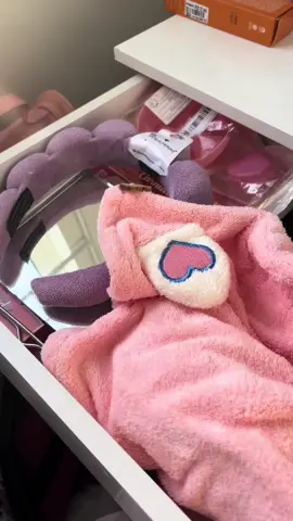 Organizando minha “penteadeira” 🧴🫧🫶🏻🌸💕 #organize #organizewithme #organizationtiktok #makeuporganization #vanityorganization #CleanTok #asmr #pinkaesthetic #rotatingorganizer #amazonfinds #amazonhome #pinterestboard #pinterestinspired #girlygirlaesthetic #thatgirlaesthetic #selfcaretiktok #luckygirlsyndrome #girlyaesthetic #softgirl #cleangirlaesthetic #sephora #makeupcollection #skincaretiktok #glowrecipe #pinkpinkpink #vanityroom #danishpastel #justgirlythings 