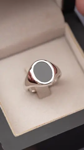 #bestseller Project: Black Onyx Oxford Oval. Standard face size. Size 54. Silver with rhodium. Black Onyx 5,500 baht Silver signet ring from 4,000 baht.  Silver stone signet ring from 5,500 baht.  Also avaliable in 9k, 14k, 18k, 20k and 23k (965) gold.  #insignia #insigniabangkok #signetring #signetrings #waxseals #waxsealstamp #handmade #handmadejewelry #jewelry #madeinthailand #custommade #custommadering 