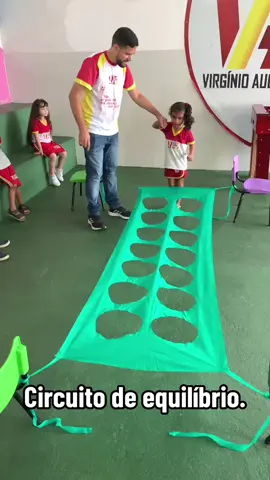 Educação fisica escolar. #equilibrio #circuito #educaçãofísica #auladeexcelência #habilidadesmotoras #corpogestoemovimento #aulapratica #auladeeducaçãofísica #circuitomotor #aprendizagem #educaçãoinfantil 