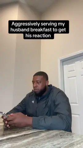 I’ll be getting up early to aggravate him before he goes to work from now on 😬😅😂 @callmeCollins.h.d.c IB: @X & Nae #viralvideo #couplegoals #aggressive #couplescomedy #food #breakfast #earlymornings 
