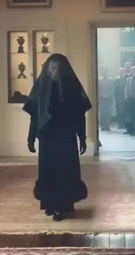 Esta escena si q es fuerte, tras la muerte de su padre la reina Maria hace reverencia a la nueva reina Elizabeth #TheCrown #ReinaMaria #ReinaElizabeth 