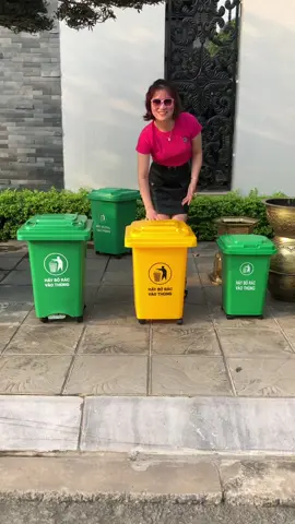 Thùng rác 60L có 4 bánh xe di chuyển dễ dàng, nắp đậy kín ngăn mùi hiệu quả. Nhựa PP nguyên sinh chịu nắng mưa, chịu nhiệt độ cao tốt