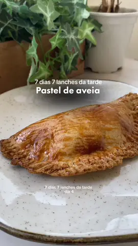 PASTEL DE AVEIA - 3 ingredientes  Para o dia 4 da nossa série de lanches da tarde não poderia deixar de trazer um dos meus favoritos! Pastel de frango com massa de aveia que fica sensacional!! 🥹🤌🏼 Ingredientes: • 40g de farinha aveia  • 20g creme de leite sem lactose ou vegetal • sal à gosto Modo de fazer: Misture os ingredientes até que fique uma massa homogênea ( se estiver muito mole coloque mais farinha, se estiver duro demais coloque mais creme) Deixe descansar por 10min;  Em seguida abra a massa, coloque o recheio da sua preferência, pincele uma gema de ovo e leve para assar por 15min à 200° na airfryer (lembrando de virar na metade do tempo para assar por completo). E está pronto! Muito fácil de fazer não é? E tenho certeza que você vai amar o sabor 🤍 . . . . . . #receitas #receita #receitasaudavel #receitassaudaveis #receitasfit #receitafit #receitafacil #receitaspraticas #comida #comidas #docesfit #pasteldeaveia #pastelsaudavel 