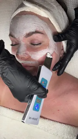 The sound of the crunchy, bubbly cleanse in this one *chefs kiss* #asmr #skincareasmr #asmrfacial #asmrsound #braintingles #facial #asmrtok #skintok #facialtok 