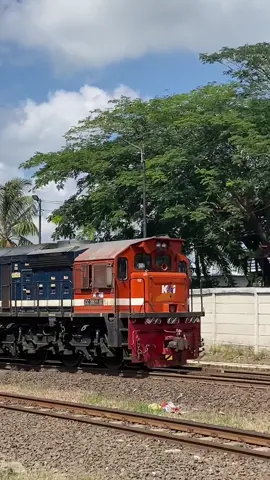 throttle up cc 205#keretaapiindonesia#keretaapi  