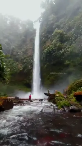 Cughup Embun Genting terletak di Desa Sindang Panjang Kecamatan Tanjung Sakti Pumi ,Kabupaten Lahat.Air terjun ini memiliki ketinggian kurang lebih 115 meter ,dengan ketinggian tersebut menjadikanya salah satu Air terjun tertinggi di Kabupaten Lahat.Untuk menuju lokasi ini membutuhkan waktu kurang lebih 3,5 jam jalan santai atau jalan cepat 1 Jam 45 menit dengan Medantrack naik turun perbukitan dan menyusuri sungai yg dalam dan deras. #tanjungsakti #tanjungsaktipumi #lahat #pagaralam #palembang #sumsel #sumateraselatan #waterfall #airterjun 
