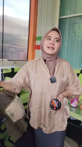 BOS IKA JAN GLOWING...MOBIL E YO GLOWING...TERNYATA MASIH MUDA ISTRI BOS KCUNK YG NO 1 INI LUR..😍