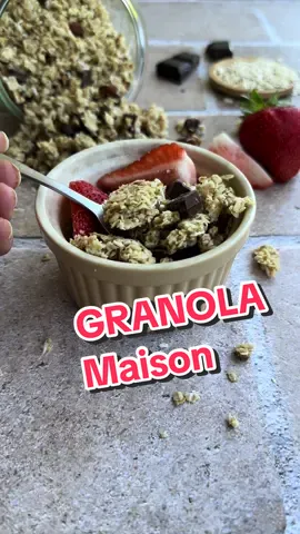 GRANOLA MAISON Coco & Chocolat 🍫🥥 Vous mangez quoi de bon en ce moment le matin ? 🤗 Rien de mieux qu’un granola fait maison pour le petit déjeuner, accompagné d’un laitage et quelques fruits ou en topping sur un porridge ! Avec cette recette super simple, plus besoin d’en acheter déjà prêt beaucoup trop sucré 🙌🏼 Recette 🥄 : - 150g de flocons d’avoine @Prozis_official  - 40g de noix de coco râpée - 80g d’oléagineux (noisette et pécan) - 50g d’huile de coco @nu3 France 🇫🇷  - 50g de sirop d'agave - 50g de compote de pomme - Carrés de chocolat Mélanger tous les ingrédients ensemble sauf le chocolat. Mettre le granula sur une plaque allant au four et tasser. Enfourner pendant 15 minutes à 180 degrés. Couper le chocolat en morceaux et ajouter les pépites lorsque le granula a refroidi.  Régalez-vous ! 🥰 ————————————— -10% sur Prozis avec ESTL10 + cadeaux -15% sur Nu3 avec RUNFIT ————————————— Belle journée ✨ #granola #granolamaison #petitdejeuner #petitdejeunersain #recettefacile #recetterapide #ideerecette #recettehealthy #reequilibragealimentaire #gourmand #foodtiktok #fyp #pourtoi #chocolat #coco #mangersain