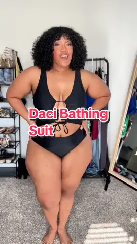 @Plus Size Swimwear Daci is here and they are getting the plus size girls ready for the summer! I love this plus size cut out swimsuit! #plussizebathingsuits #plussizeswimwear #bathingsuit #swimwear #plussizefashion 