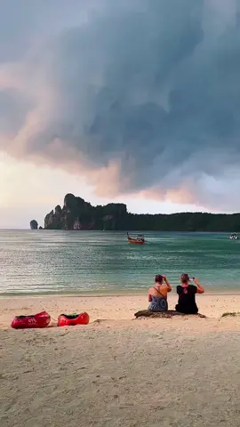 Even the storms are magnificent 🏝️⛈️ 📍Koh Phi Phi - Krabi , Thailand 🇹🇭 . #thailand #thailandtravel #beach #storm #phiphiisland #krabi #vacation #cloud #sunset