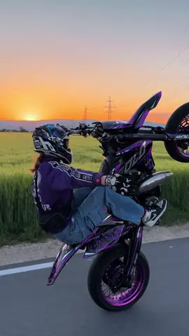 everyday I‘ll remind u ☀️ •von Profis ausgeführt   #ktmexc #exc125 #moped #bikergirl #supermoto #bikelife #foryou  #sunset 