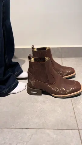 Explore a elegância rústica com nossa botina tradicional na cor café, clássica que combina com qualquer look!! 🤎🥰 • Compre pelo WhatsApp (16) 99431-1040 #botatexana #botafeminina #bota #agro #agrogirl #roça #rodeio #rodeioshow #festacountrymenina #festadepeao
