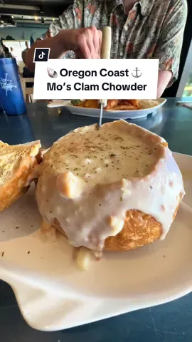 You have to try it for yourself 🐚😋 #clamchowder #clamchowderbreadbowl #oregoncoast #seasideoregon #coastal #mosseafoodandchowder #mosrestaurant #seafood #seaside #chowder 