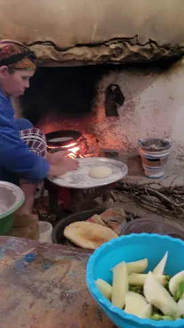 سلام عليكم مرحبا بيكم عند الواليدة كتيب الخبز انا درت طجين بدجاج البلدي الحياة ف طبيعة زوينة كلشي طبيعي  #المغرب #المغرب🇲🇦تونس🇹🇳الجزائر🇩🇿 #فرنسا🇨🇵_بلجيكا🇧🇪_المانيا🇩🇪_اسبانيا🇪🇸 