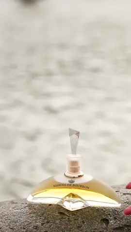 🇫🇷 MARINE CLASSIQUE fait rimer sensualité et élégance. Les notes de jasmin et d'ambre apportent un sillage raffiné, pour une signature olfactive gourmande et intemporelle. 🇬🇧 MARINA CLASSIQUE combines sensuality and elegance. Notes of jasmine and amber add a refined trail for a timeless, gourmand olfactory signature. #fragrance #scent #perfume #parfum #fragrancelover #eaudeparfum #perfumelover #perfumeaddict #fragrancelover #paris #frenchtouch