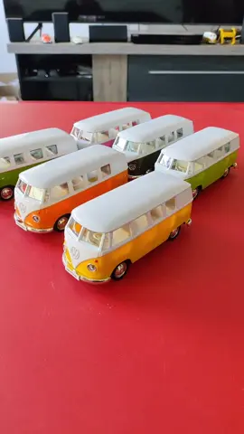 Alguém disse Kombi?#miniatura #kombi #rmzcity #volkswagen #colecionador #colecionavel #carrominiatura #kinsmart #fy #foryou #welly #034colecionaveis @034 colecionaveis 