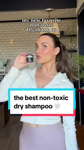 I’ve been searching for years for a non-toxic shampoo that had a mess free application! The new dry shampoo from Kitsch is an absolute game changer 🤍 #dryshampoo #cleanbeauty #cleanbeautytok #nontoxichaircare 