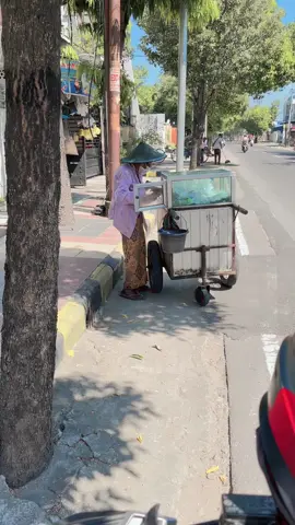 Jadi ceritanya ketika aku muter naik motor ketemu nenek ini sedang istirahat di pinggir jalan #lansia #jualan #fyp 