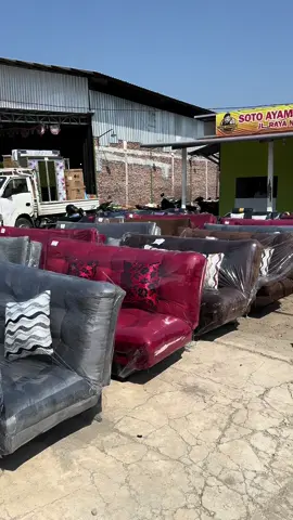 Nama Toko : Teguh Jaya  elektronik Alamat : desa ngemplak Rt 3 rw 1  kec mranggen kab demak  Prov jawa tengah No Admin +62 823-2336-7465  ( slow respon ) kita bales 1 per 1 nggeh kak… Teguh jaya bergerak di bidang : - Elektronik - perabot rumah tangga - mebel - dll Marketing sosmed : teguh jaya membuat konten-konten yang menarik agar  semua orang mengetahui barang apa yang teguh jaya promosikan…  Untuk pengiriman : hanya kita lakukan di area dekat toko untuk area jauh untuk saat ini mohon maaf masih belum bisa..