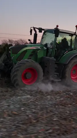 🍋 . . . @Fendt Global @Rob Scott  #fendt #714 #lime #spreader #fyp #agriculture #farming #nz #agritok #contractor #dji #drone #videos #autumn #sunset 