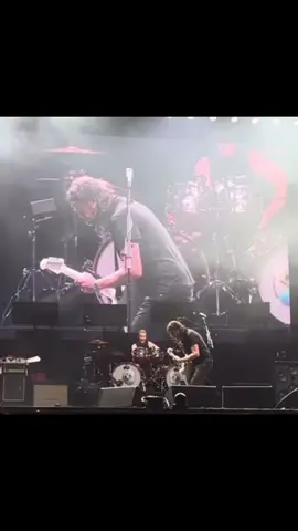 Have to love seeing Dave troll the entire crowd 🤣 #foofighters #davegrohl #patsmear #chrisshiflett #natemendel #joshfreese #ramijaffee #fyp #foryou #foryoupage #music #concert #rock #viral #drums #guitar #grunge @Foo Fighters 