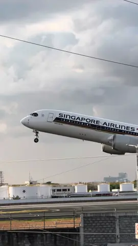Singapore Airlines A350 powering out of Manila! 🛫 #fyp #plane #fyppppppppppppppppppppppp #fypシ゚viral #planespotting #avgeek #aviation 