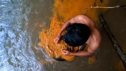 discovery of a gold trail in a small river and I really found gold#goldhunting #rivergold #goldtreasure #goldminers #fypage #fypシ゚viral🖤tiktok #traditionalgoldpanning #fyp #fypシ #fypシ゚viral #fypシ゚viral #viralid 