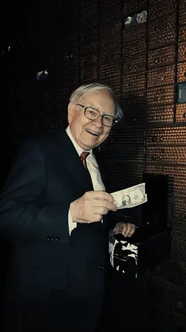 Warren Edward Buffett, lahir pada 30 Agustus 1930 di Omaha, Nebraska, adalah seorang investor, pengusaha, dan filantropis Amerika yang dikenal sebagai salah satu investor paling sukses di dunia. Berikut ini adalah garis besar biografi Warren Buffett: ### Masa Kecil dan Pendidikan Warren Buffett adalah anak kedua dari tiga bersaudara. Ayahnya, Howard Buffett, adalah seorang pialang saham dan anggota Kongres AS. Buffett menunjukkan minat pada bisnis dan investasi sejak usia dini. Dia membeli saham pertamanya pada usia 11 tahun dan pertama kali mengajukan pengembalian pajak pada usia 13 tahun. Buffett kuliah di Universitas Nebraska sebelum pindah ke Universitas Columbia, di mana dia belajar di bawah bimbingan Benjamin Graham, seorang ekonom terkenal yang juga merupakan ayah dari 