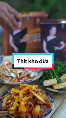 Mùa lúa năm nay mọi người trúng mùa mặt ai cũng vui vẻ nay mình làm món thịt kho dừa, cà pháo, rau muống xào tỏi để mang đi làm. Gặt xong lúa 2 ba con nghỉ trưa dùng bữa. #nauancungtiktok #buacomdongian #xuhuong #thitkho #nhatkimanh #lauracoffee 