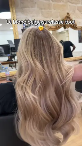 Vous êtes daccord?  #devimarkhair ##coiffeurparis #coiffeurparisien #hairtok #parishairstylist #balayage #blondbeige #patine 