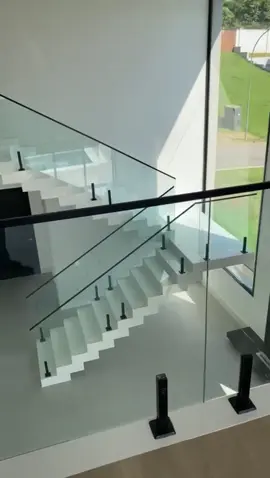 Guarda corpo de vidro de 10mm temperado. A beleza e segurança que a sua escada precisa!🤩😁