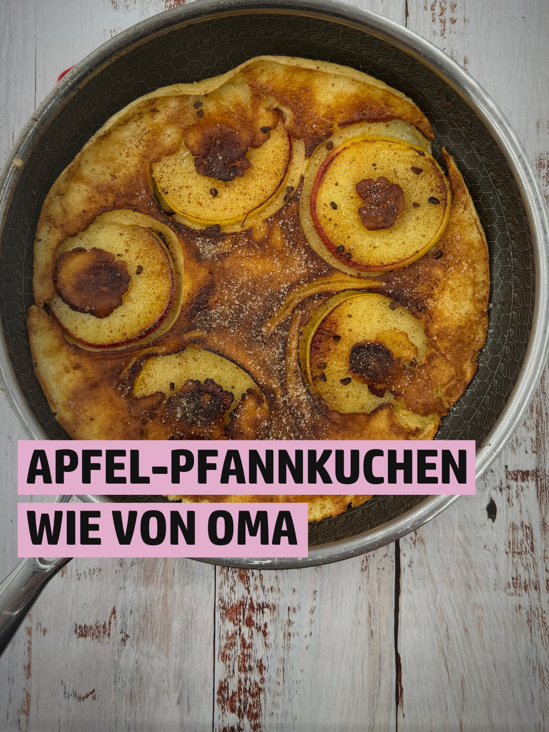 APFEL-PFANNKUCHEN WIE VON OMA 🧂ZUTATEN (Für 2 Pers.) • 3 Eier • 150 ml Milch • 4 EL Zucker • Salz • 120 g Mehl • 2 Äpfel (z.B. Elstar) • 3 EL Butter • 2 EL HENSSLERS Süßer Traum 🍽 ZUBEREITUNG 1. Eier in eine Schüssel aufschlagen. Milch, 3 EL Zucker sowie 1 Prise Salz dazugeben und alles mit einem Schneebesen verrühren. Mehl zur Masse in die Schüssel sieben und alles zu einem glatten Teig verrühren. 2. Von den Äpfeln oben und unten jeweils eine ca. 1/2 cm dicke Scheibe abschneiden. Kerngehäuse des Apfels mit einem Apfelausstecher entfernen. Dann Äpfel in jeweils fünf ca. 1 cm dicke Scheiben schneiden. Apfelscheiben jeweils auf einer Seite mit insgesamt 1 EL Zucker bestreuen. 3. Jeweils 1 1/2 EL Butter in zwei Pfannen erhitzen. Je fünf Apfelscheiben mit der gezuckerten Seite nach unten in die Pfannen legen. Pfannkuchenteig darüber verteilen und bei mittlerer Hitze ca. 5 Minuten braten, bis der Teig fast komplett durchgebacken ist. Pfannkuchen wenden und bei mittlerer Hitze ca. 3 Minuten fertig braten. 4. Pfannkuchen anrichten und mit Süßem Traum bestreuen. #pfannkuchen #apfelpfannkuchen #kindheit #hensslers #hensslersschnellenummer #rezepte #schnellerezepte #süßertraum