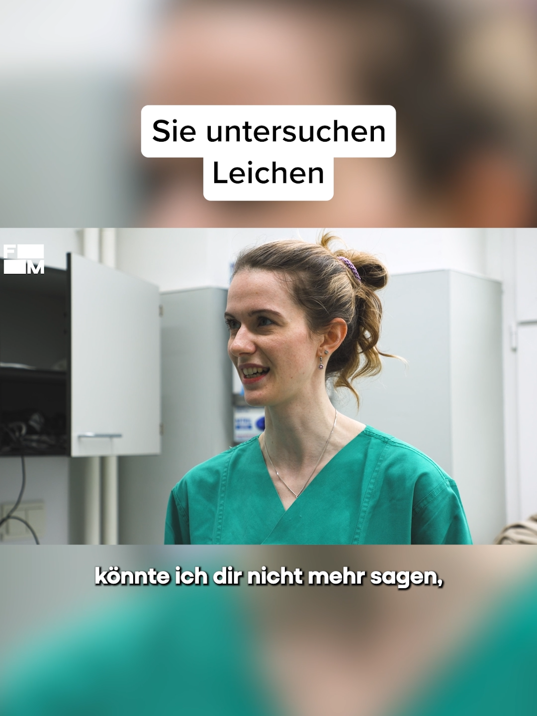 Rebecca und Marie arbeiten in der Rechtsmedizin. Dort sollen sie durch das Obduzieren von Leichen zum Beispiel herausfinden, ob eine Person durch Gewalteinwirkung gestorben ist. Rebecca ist schon Assistenzärztin und Marie steckt noch voll im Medizinstudium. Für beide ist die Obduktion von Leichen, das Analysieren von Knochen und auch die Untersuchung von lebenden Menschen in der Opferambulanz Alltag. Könntet ihr euch vorstellen, in der Rechtsmedizin zu arbeiten? Das ganze Video gibt's bei @followme.reports auf Youtube. #medizin #death #job