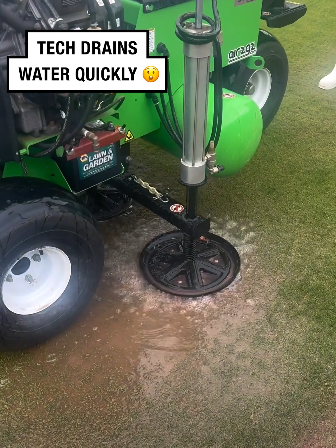 Technology! 🤯👏 🎥 drewsky18 #UNILAD #Tech #techtok#technology #drain #draining #grass #water