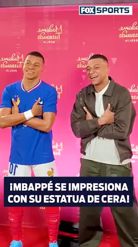 QUIÉN ES QUIÉN 🤩 Mbappé quedó fascinado con su estatua de cera y así posó junto a ella.  #mbappe #viral #TikTokDeportes 