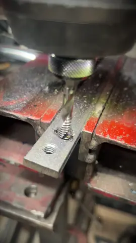 ⏭️La broca MACHUELEADORA ✅ #herramientas #accesorios #metal #Fabricacion 