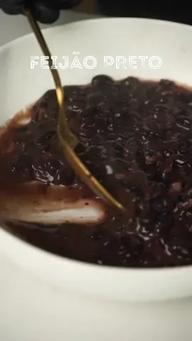 FEIJÃO PRETO - Um acompanhamento simples e delicioso. Que vai sempre bem com uma carninha. 😏🤤 Vais querer fazer?  Para o feijão preto os ingredientes são, * 500 g de feijão preto cozido * 250 ml de água da cozedura do feijão * 1 cebola pequena * 2 dentes de alho * 1 folha de louro * 2 fatias de Chourição * 100 g de bacon * 1 c. chá de Picante * 1 Cálice de vinho branco  * Pimenta preta * Azeite E agora…? Agora é a tua vez!!! 😏🫵🏽 - - - - - #qchef #ochefemtuacasa #feijaopreto #acompanhamentos #comidabrasileira
