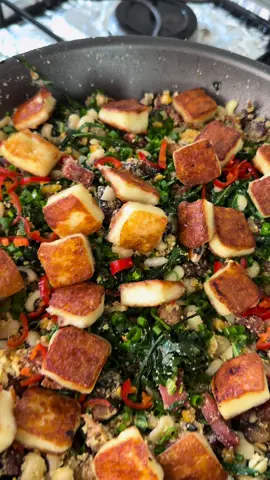 Feijão Tropeiro  Ingredientes: 350g de panceta  1 pacote de queijo coalho  200g de bacon  200g de calabresa  4 ovos  1 cebola  2 dentes de alho Meio maço de couve picada  300g de feijão fradinho  Meio pacote de farofa de mandioca temperada  Cebolinha e pimenta dedo de moça a gosto  *Temperei a panceta com sal, pimenta do reino, lemmon pepper e limão 🍋  **O feijão fradinho deixei de molho 1h e depois cozinhei com água e sal na panela normal, fui experimentando até chegar no ponto “ao dente”. Optei por não fazer na pressão pra não amolecer demais, esse feijão é mais mole que o carioca, por exemplo. #feijaotropeiro #feijao 