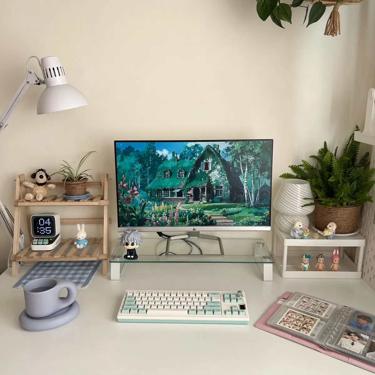 les dejo la nueva reorganización de mi escritorio, pueden seguirme en mi ig: jeyfilm donde siempre les subo estas fotos ♡ #desk #desksetup #desktour #room #RoomTour #aeshetic #decoration #desk 