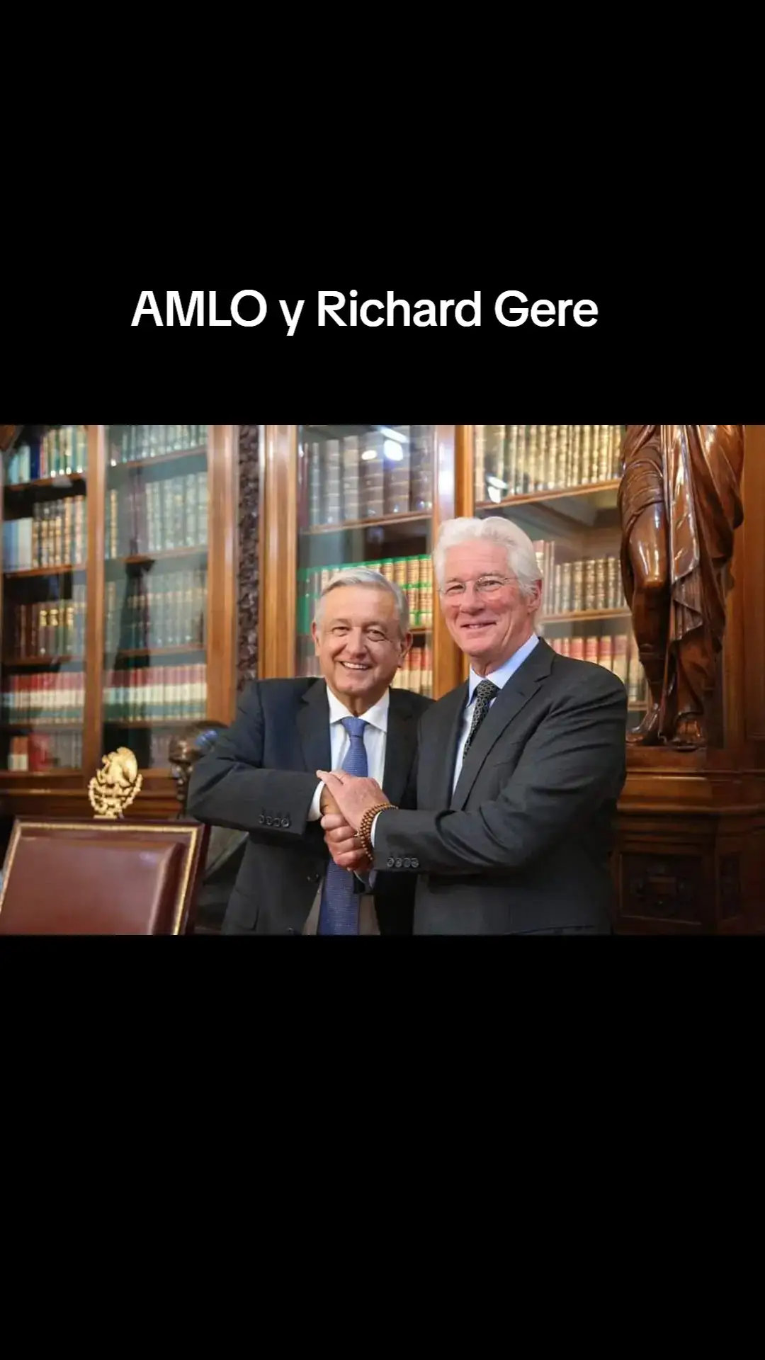 Aqui podemos ver a un guapo hombre de edad avanzada, sexy y seductor, con su cabello cano envejeciendo con dignidad, papucho mi rey y a un lado el actor Richard Gere. #capcut #paratii #duet #funny #Klimper #music #foryoupage #fyp 