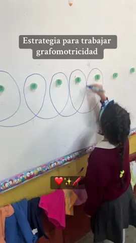 Es una estrategia super efectiva que ayuda a los niños a trabajar la grafomotricidad  #educación #guate #2024 #maestradepreescolar🍎🌟🌈 #preescolar #ideaspreescolar #motricidad 