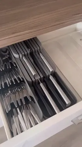 Zaz Indica 🗯️: Conjunto Organizador de Gaveta Cozinha Porta Talheres e Facas com Divisórias Nichos Separados 📣Achei na Shopee:  🔥Comente EU QUERO que te envio o link promocional  ✅Link na Bio (app vizinho) -Link nos Stories por 24 horas  -Link nos Destaques (cozinha) #organizadortalheres #talheres #utilitarios #amoorganizar #organizacao #organizandominhacasa #achadosonline #achadosuteis #enxovaldecasamento #enxovaldecasanova #achadinhos #itensdecozinha 