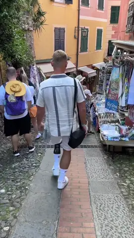 Walking down a steep hill with a prosthetic leg can be challenging but manageable with the right approach. 🦿💪🏼💪🏼#amputee #amputeelife #portofino #traveladdicted #italy #amputated #geniumx3 #ottobock 